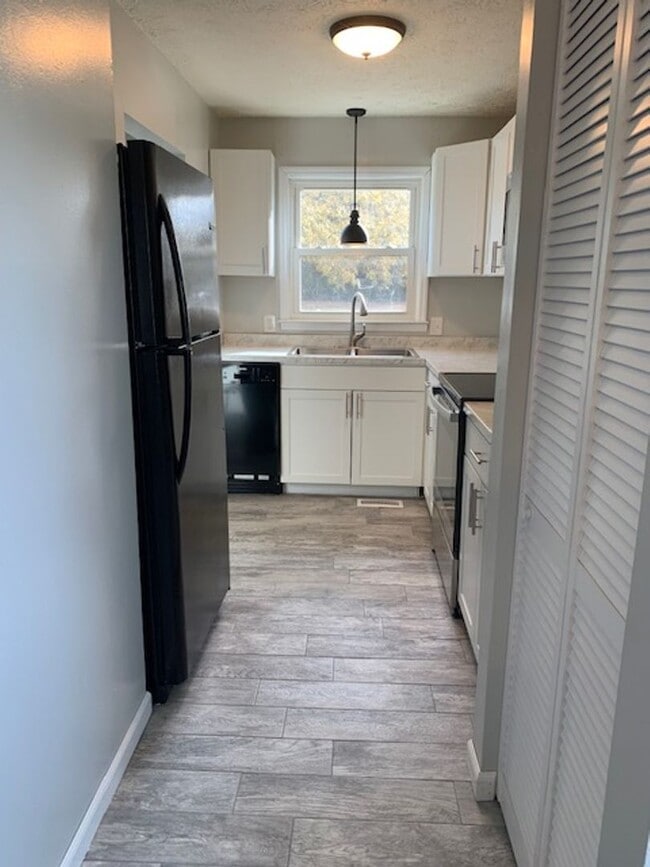 Building Photo - Modern & Traditional with Convenience