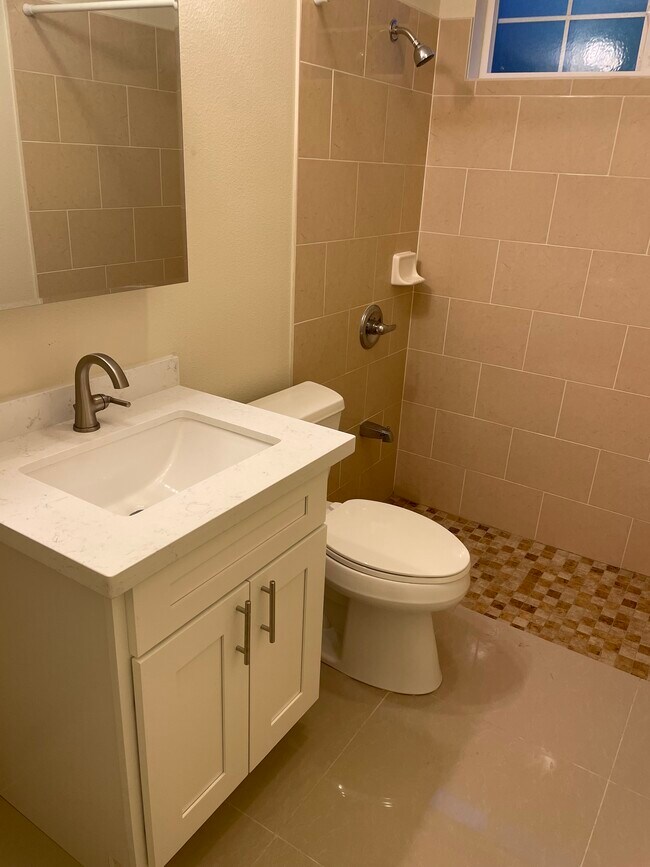 Building Photo - 648 Walea Pl
