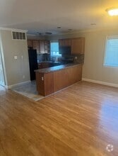 Building Photo - 3225 Victory Blvd