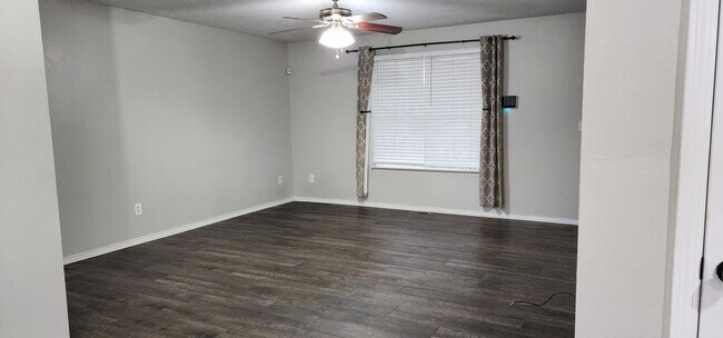 Building Photo - Beautiful 4 Bed 2.5 Bath Home in Quiet Nei...