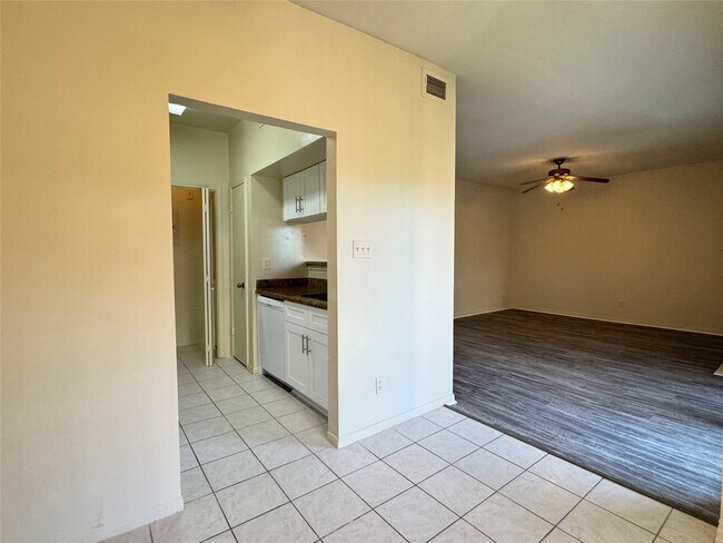 Foto del edificio - 6500 Harbor Town Dr