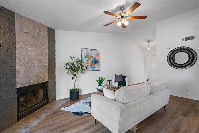 Building Photo - 1601 Faro Dr
