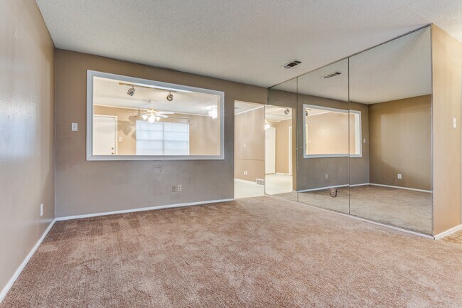 Foto del edificio - 204 N Bowser Rd