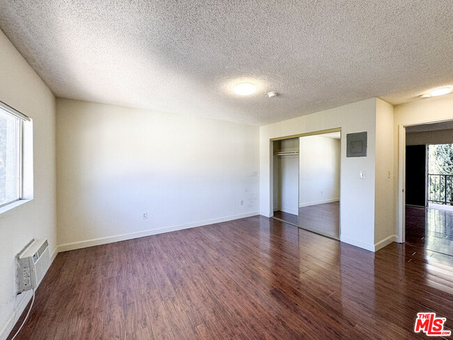 Foto del edificio - 4439 Price St