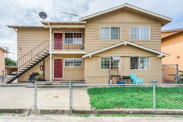 Vista de frente - 832 Farm Dr