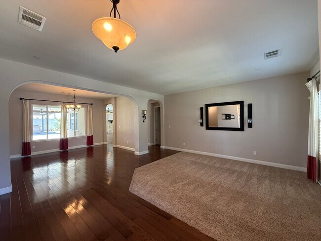 Building Photo - Beautiful 4 Bedroom + Office Home in Grand Island!