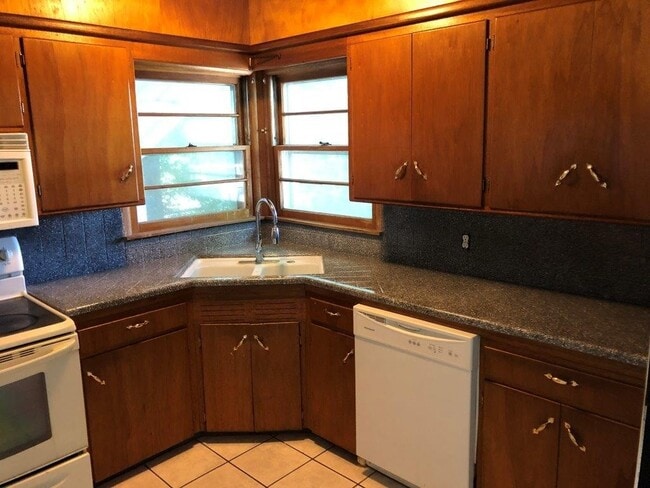 Building Photo - 4 bed 1 bath in MWC, Section 8 accepted!