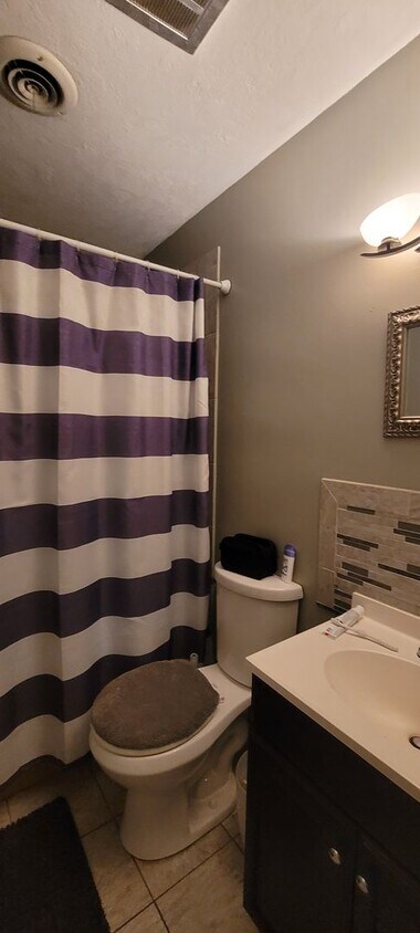 Building Photo - 3 BEDROOMS 1.5 BATH