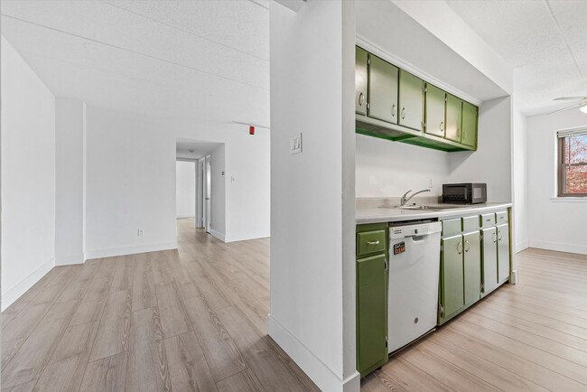 Building Photo - Recently Renovated 2BR Condo in Sought-After Goshen Valley