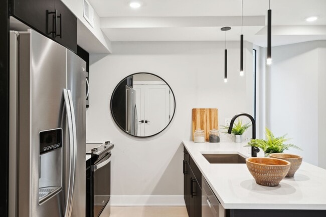 Foto del edificio - 6604 Ridge Ave