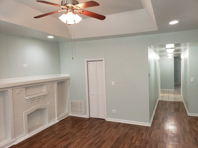 Building Photo - 6635 S Maplewood Ave