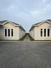 Building Photo - 1006 N Clarence Ave