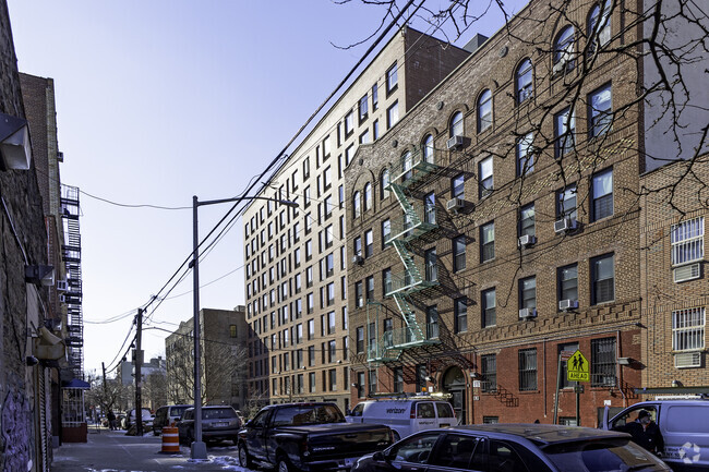 Building Photo - 1073 Summit Ave