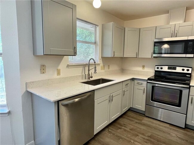 Building Photo - 2305 Darnell Dr