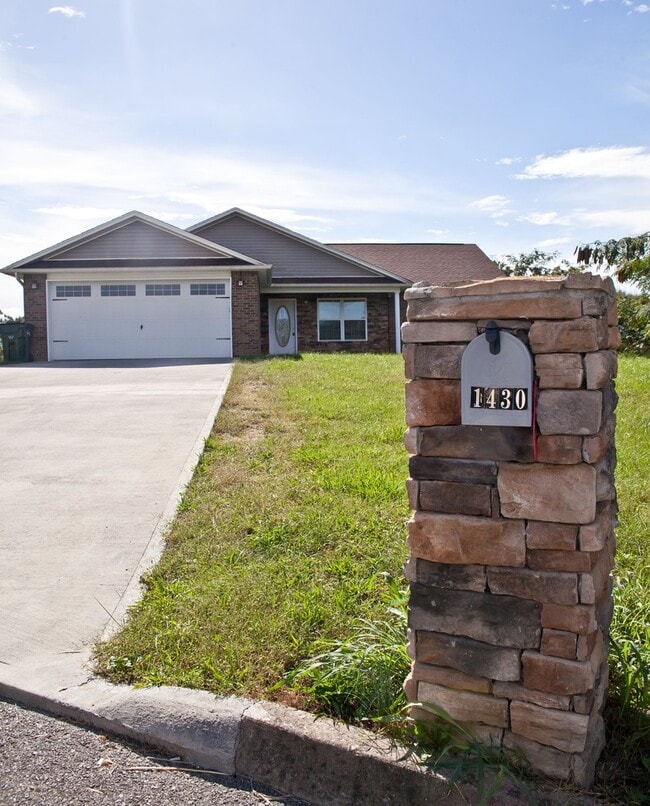 Building Photo - Location & Convenience!!!