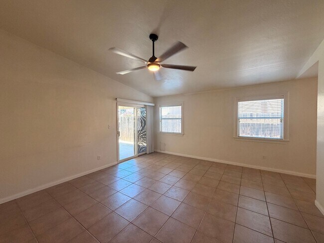 Foto del edificio - NW Bakersfield home!