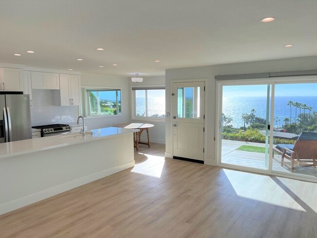 Building Photo - Ocean View Single Level Laguna Beach Condo!