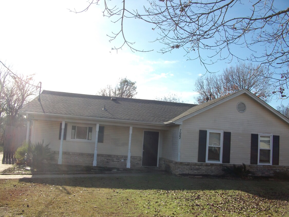 Foto del edificio - 7082 Lakeview Dr