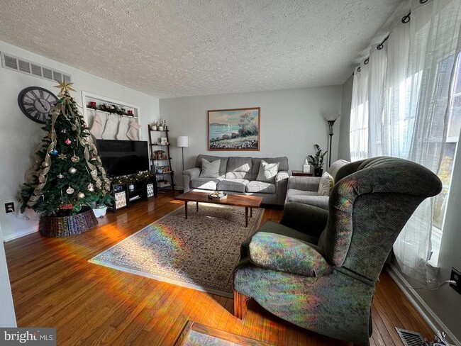 Foto del edificio - 3132 Laurel View Dr