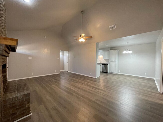 Foto del edificio - AVAILABLE NOW - 2 BEDROOM 2 BATH TOWNHOME ...
