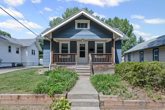 Building Photo - 810 W 77th St