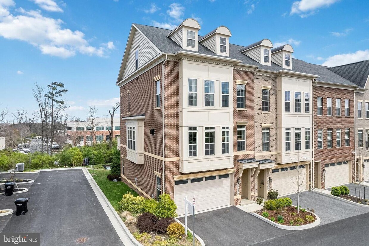 Foto principal - 4 Bed 3 Full 2 Half Bath Townhome in Travi...
