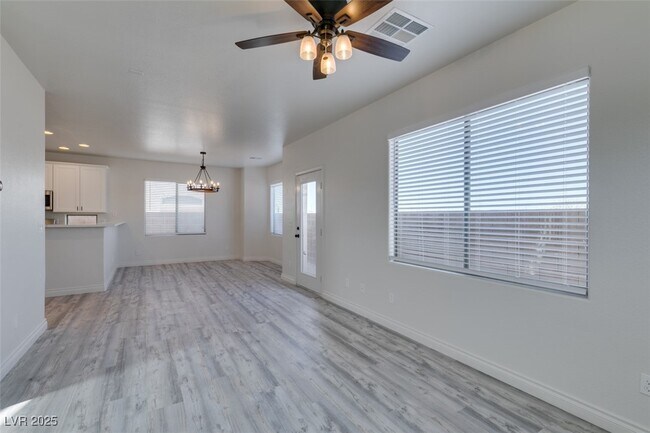 Foto del edificio - 778 Easter Lily Pl