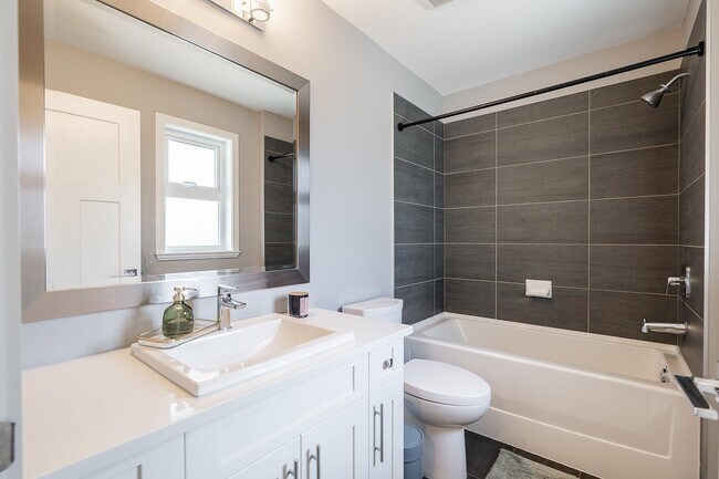 Photo du bâtiment - 15708 Mountain View Dr