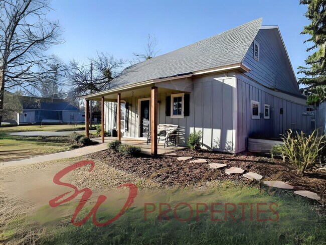 Foto del edificio - Charming 3-Bedroom Home Near Downtown & Hospital