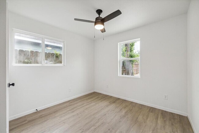 Foto del edificio - 306 E 40th 1/2 St