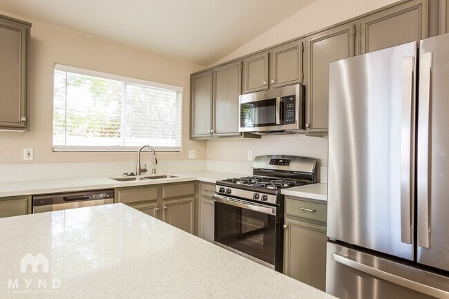 Building Photo - 423 Regal Robin Way