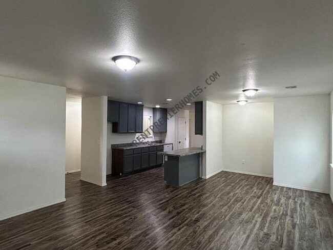 Building Photo - 502 S Xanthus Ave