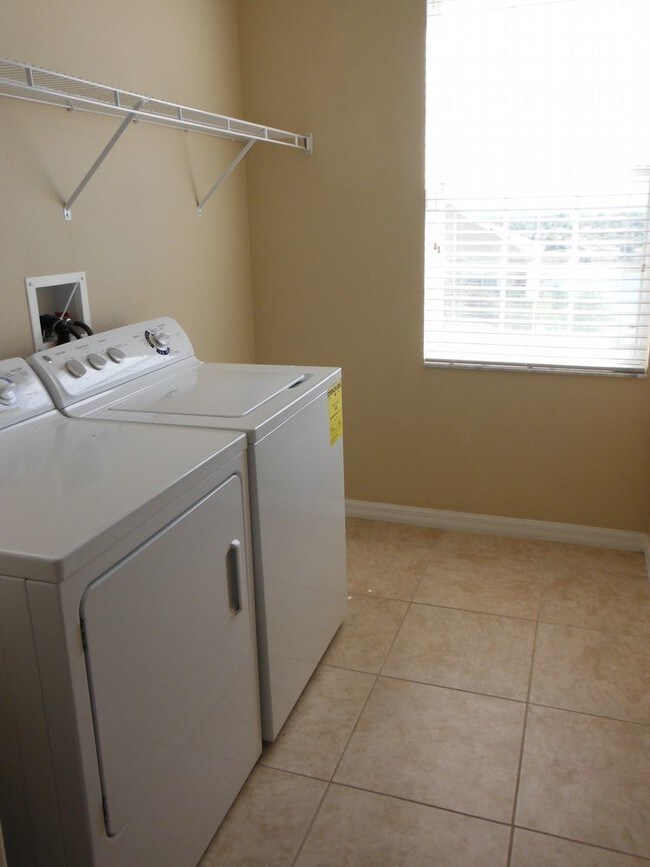 Foto del edificio - 2352 Golden Aster St