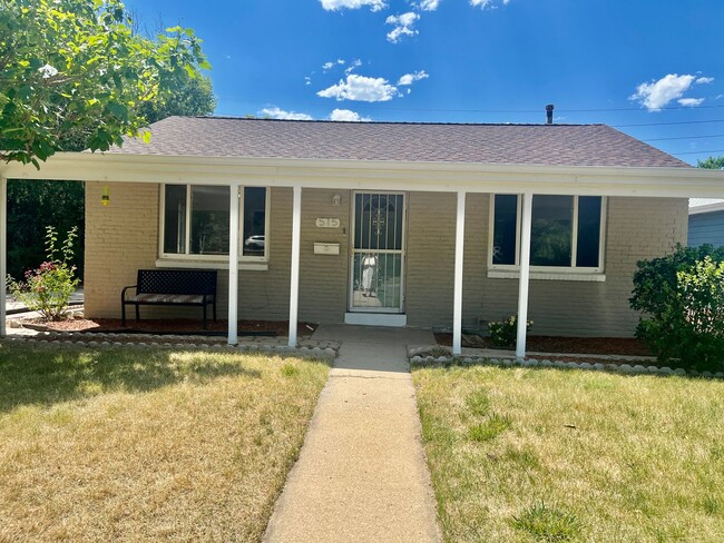 Building Photo - Cute 3 bed 2 bath home in Lowry!!