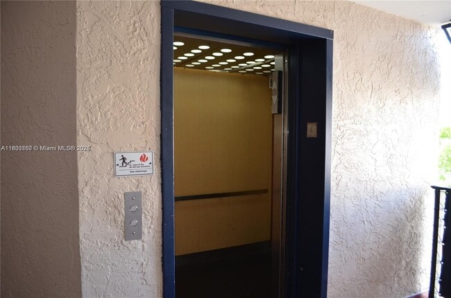 Foto del edificio - 7125 NW 186th St