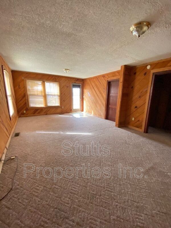 Building Photo - 1806 Veterans Dr