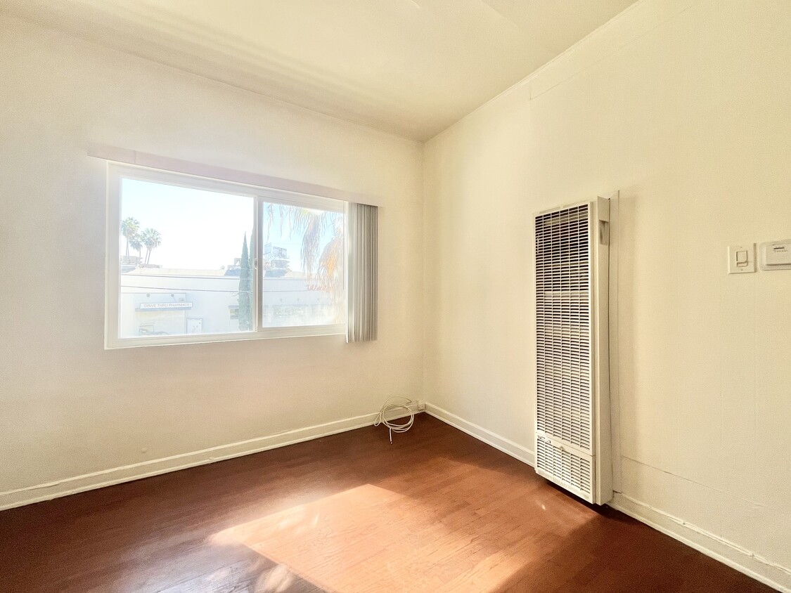 Building Photo - 652 S Dunsmuir Ave