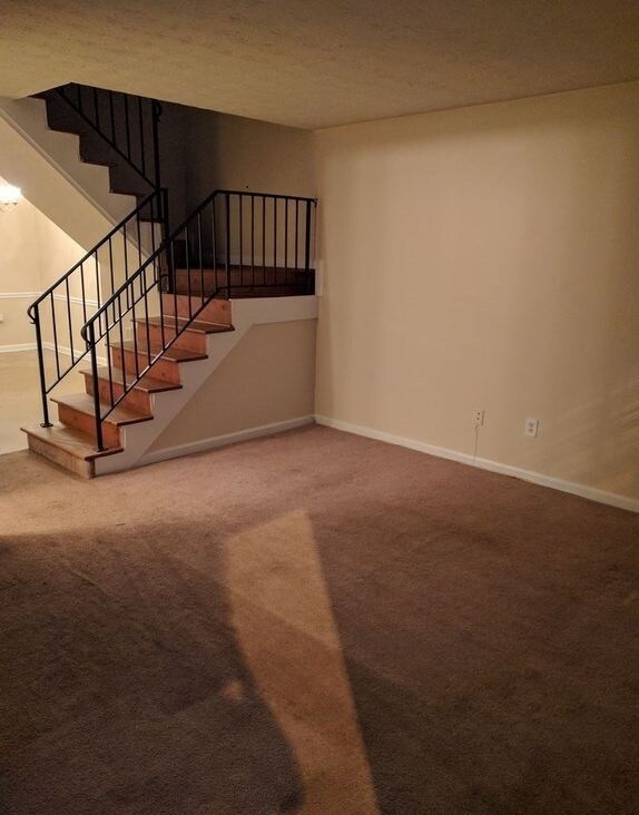 Building Photo - Charming 2 bed 1.5 bathe  Town-home in friendly neighborhood!