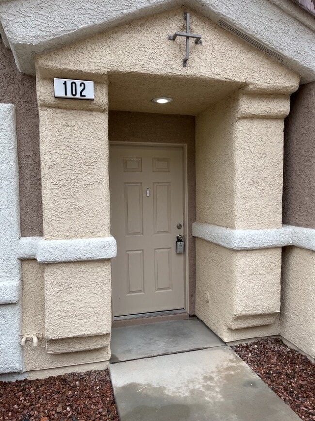 Foto del edificio - SPACIOUS 3-BEDROOM 2 1/2 BATH TOWNHOME IN ...