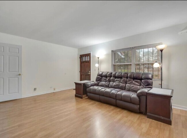 Building Photo - Large 4 Bedroom House