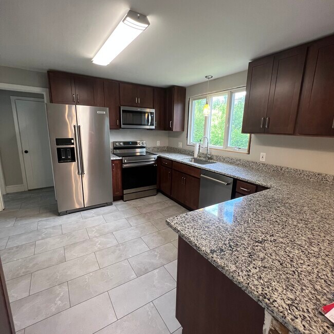 Kitchen - 84 Tyndall Ave