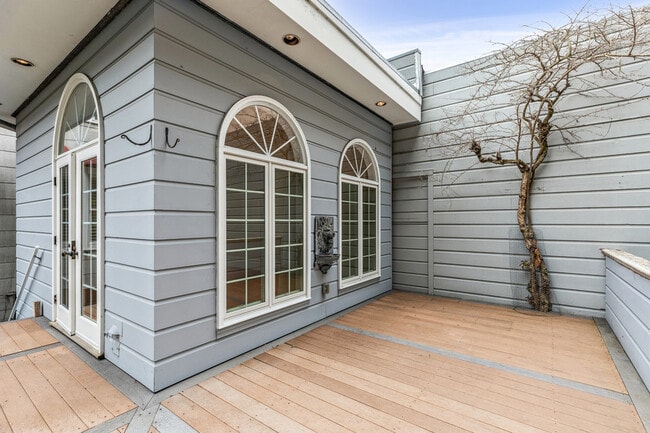 Building Photo - Beautiful Garden Setting on a quiet block ...