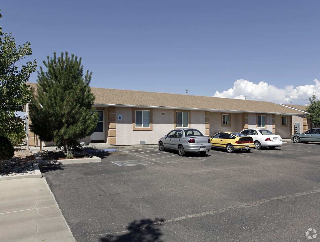 Primary Photo - 1061-1067 E Saxony Dr