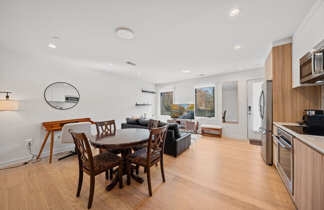 Foto del edificio - 2216 40th Pl NW