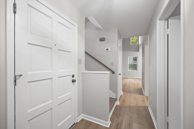 Building Photo - Beautifully updated and freshly painted 3-...