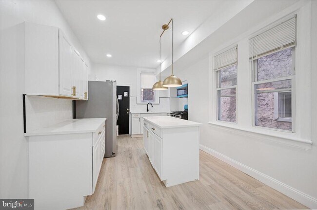 Foto del edificio - 3251 N Marston St