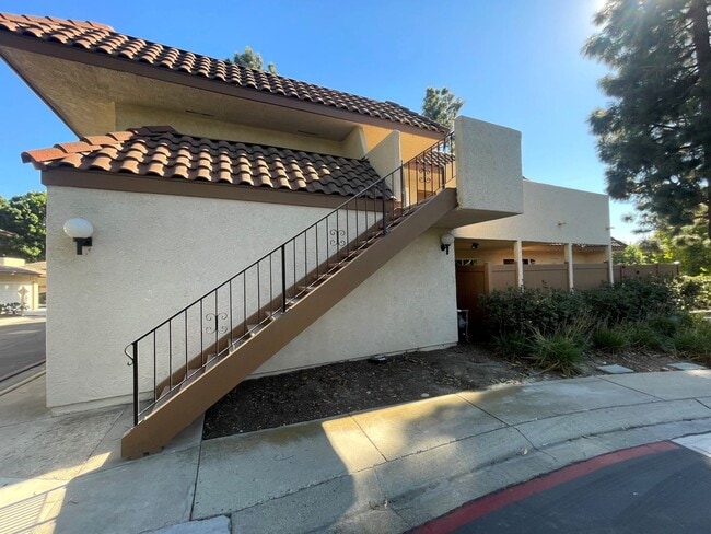 Building Photo - Remodeled 2+1 Upstairs Parkside Condo