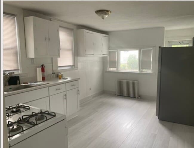 Building Photo - 19 Meacham St