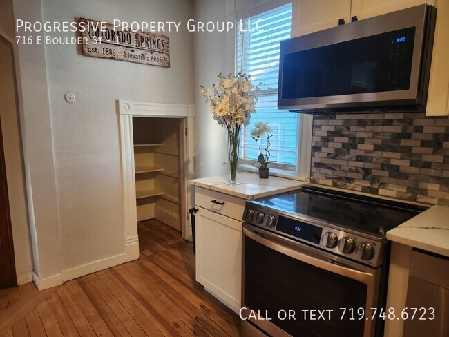 Foto del edificio - Spacious unit full of character in the hea...