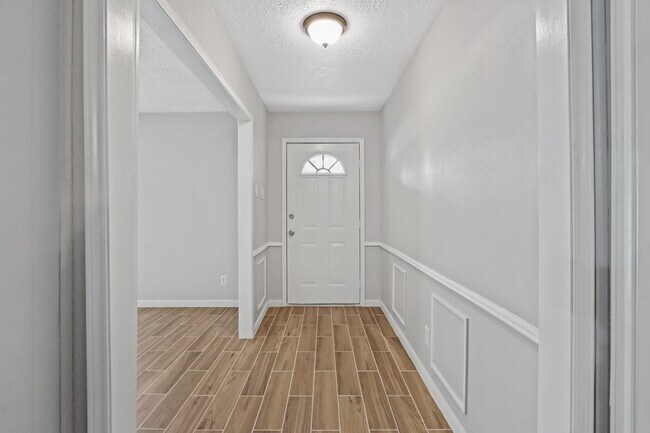 Foto del edificio - 626 Rosewood Dr